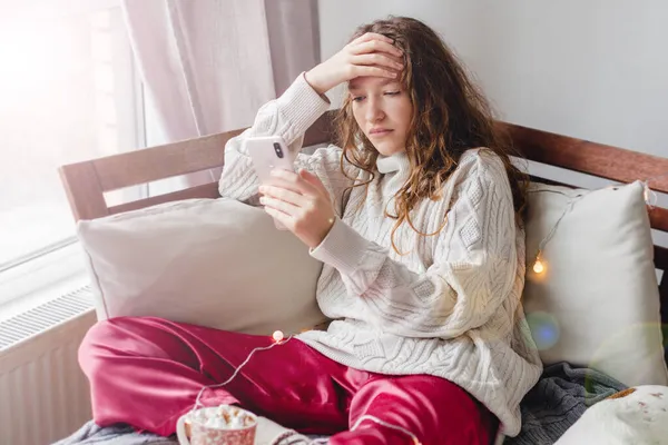 Porträtt Vacker Ung Kvinna Med Deprimerad Ansiktsuttryck Sitter Grå Textil — Stockfoto