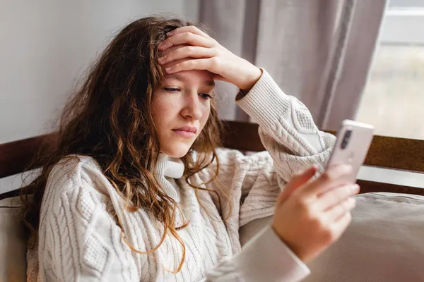 Smartphone Missbruk Och Depression Upprörd Tonårstjej Sitter Soffan Hemma Med — Stockfoto