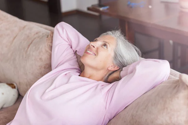 Retrato Mujer Madura Sonriente Relajándose Éxito Femenino Mediana Edad Casa — Foto de Stock