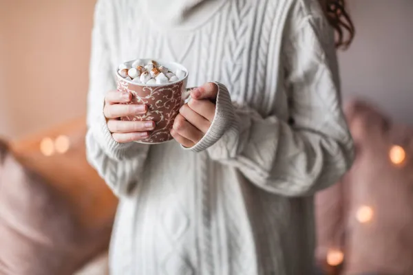 Mädchen Kuscheligen Strickpulli Das Kaffee Aus Einem Becher Trinkt Frau — Stockfoto