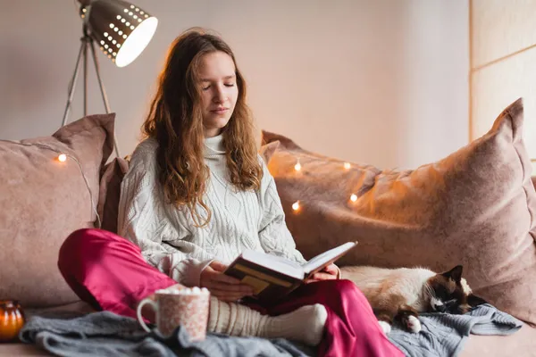 Junge Frau Und Ihre Entzückende Katze Sitzen Gemütlich Auf Dem — Stockfoto