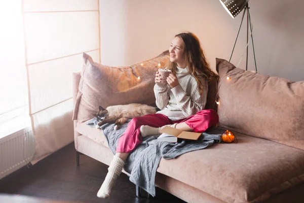 Fin Semana Frío Otoño Invierno Mujer Joven Con Gato Bebiendo — Foto de Stock