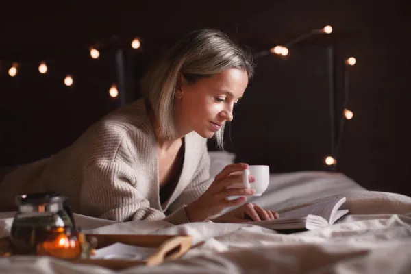 Ενηλίκων 40S Γυναίκα Διαβάζει Ένα Βιβλίο Στο Κρεβάτι Στο Άνετο — Φωτογραφία Αρχείου