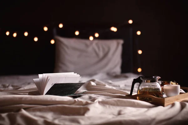 Hangulatos Otthon Egy Csésze Tea Gőz Takaró Könyv Reggeli Ágyban — Stock Fotó