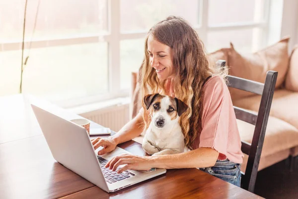 Vrouwelijke Handen Werkend Laptop Met Schattige Hond Freelancer Werkt Thuis — Stockfoto