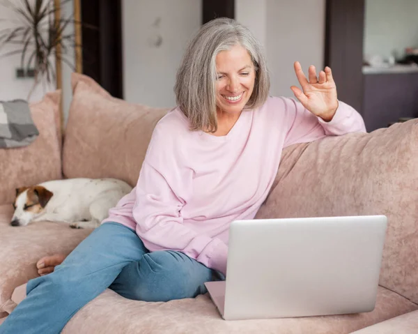 Μια Μεσήλικη Γυναίκα Γκρίζα Μαλλιά Κάθεται Στον Καναπέ Στο Σπίτι — Φωτογραφία Αρχείου