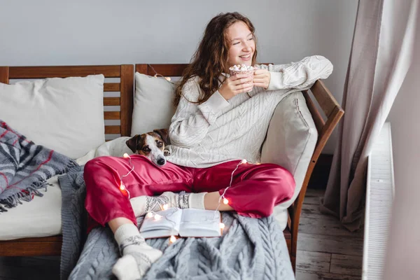 Koud Herfst Winterweekend Gelukkige Vrouw Met Hond Die Warme Cacao — Stockfoto