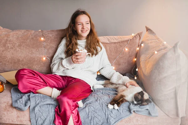 Chávena Chá Café Relaxe Mulher Sentada Sofá Bebendo Cacau Quente — Fotografia de Stock