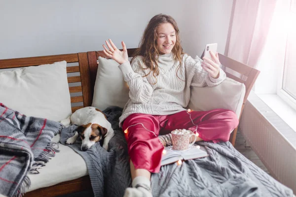 Foto Uma Jovem Mulher Positiva Casa Dentro Casa Sentada Sofá — Fotografia de Stock