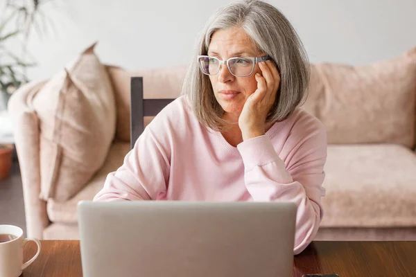 Femme Âgée Fatiguée Surmenée Tenant Des Lunettes Sentant Mal Tête Images De Stock Libres De Droits