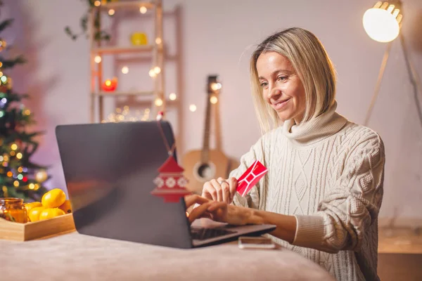 Weihnachten Online Shopping Verkauf Und Rabattaktionen Während Der Weihnachtsfeiertage Frau — Stockfoto