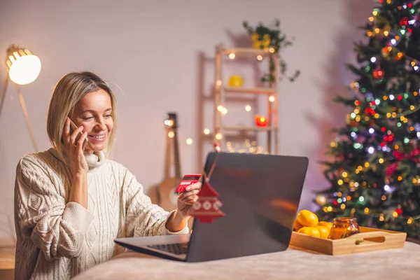 Glückliche Erwachsene Frau Die Weihnachten Online Einkauft Mit Laptop Telefon — Stockfoto