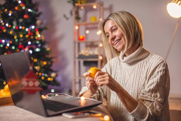 Erwachsene Frau Gemütlichen Weißen Strickpullover Mit Laptop Wohnzimmer Mit Weihnachtsbaum — Stockfoto