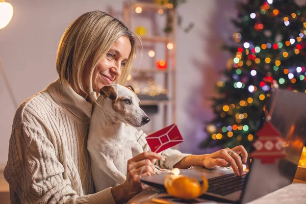 Online Weihnachtseinkauf Verkaufs Und Rabattaktionen Während Der Weihnachtsfeiertage Frau Mittleren — Stockfoto