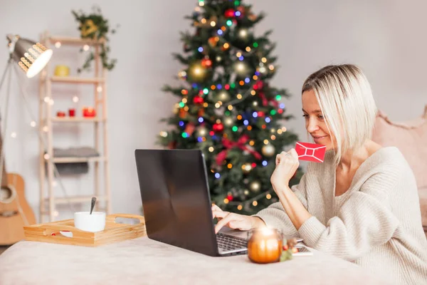 Glückliche Erwachsene Frau Die Weihnachten Online Einkauft Mit Laptop Und — Stockfoto