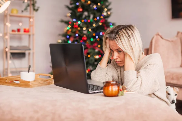 Mujer Cansada Frustrada Delante Ordenador Portátil Durante Las Vacaciones Navidad — Foto de Stock