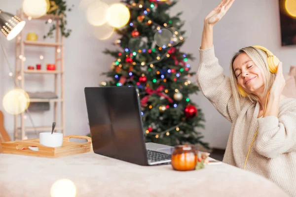 Lächelnde Frau Mittleren Alters Mit Kopfhörern Und Laptop Auf Dem — Stockfoto