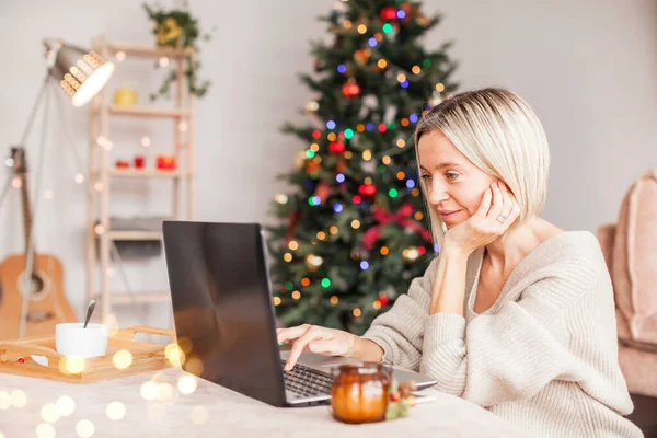 Erwachsene Frau Gemütlichen Weißen Strickpullover Mit Laptop Wohnzimmer Mit Weihnachtsbaum — Stockfoto
