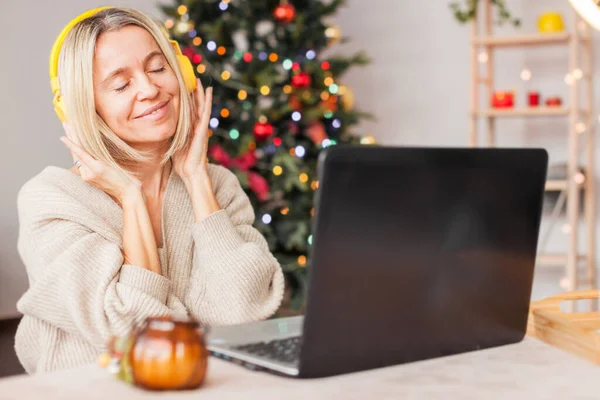 Glückliche Frau Mittleren Alters Mit Kopfhörern Und Laptop Auf Dem — Stockfoto