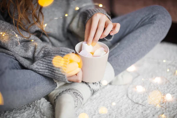 Mädchen Trinkt Kakao Mit Marshmallows Gemütlicher Atmosphäre Frau Warmen Strickpullover — Stockfoto