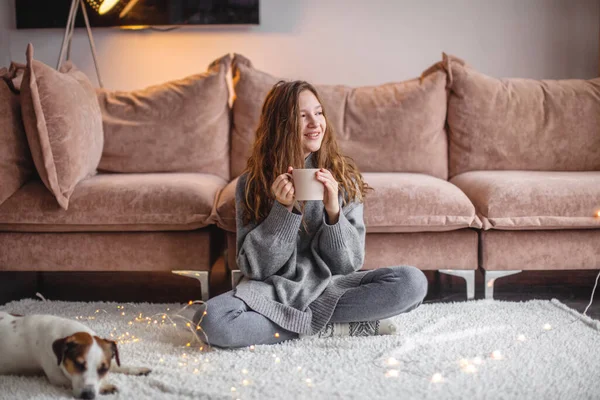 Nette Junge Frau Sitzt Hause Wohnzimmer Lächelndes Teenie Mädchen Ruht — Stockfoto