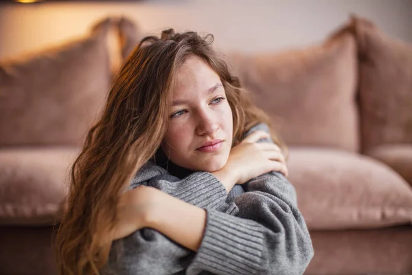 Verontruste Duizendjarige Meisje Zitten Bank Woonkamer Verloren Gedachten Denken Nadenken — Stockfoto