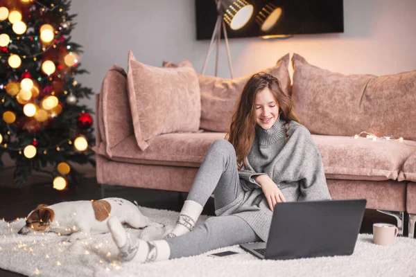 Jovencita Sonriente Con Portátil Una Casa Decorada Para Navidad Chica —  Fotos de Stock