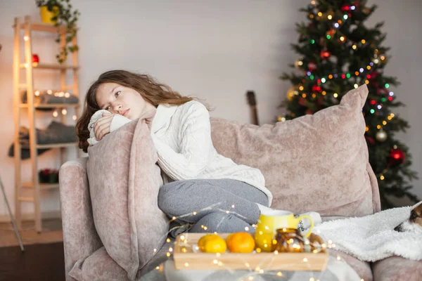 Jovem Sentindo Sozinha Durante Férias Natal Frustrado Deprimido Triste Doente — Fotografia de Stock