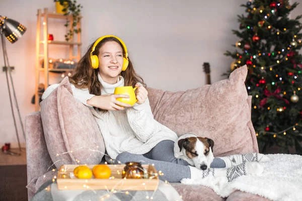 Fiatal Hallgat Zenét Kanapén Karácsonykor Dekoráció Otthon Tini Lány Fülhallgató — Stock Fotó