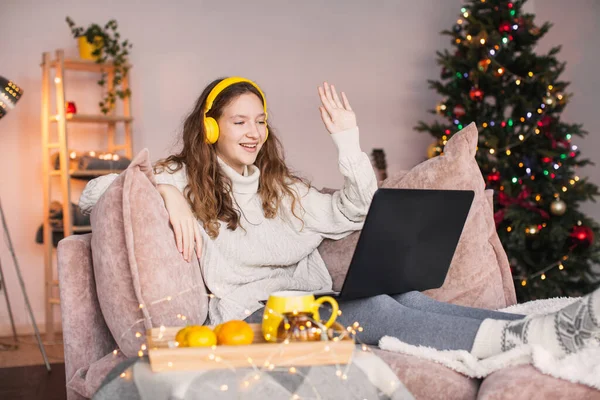 Lächelndes Teenager Mädchen Mit Kopfhörern Und Laptop Hause Weihnachtsbaum Junge — Stockfoto