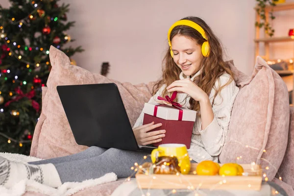 Adolescente Feliz Está Sentada Casa Sofá Abriendo Regalo Navidad Mujer —  Fotos de Stock