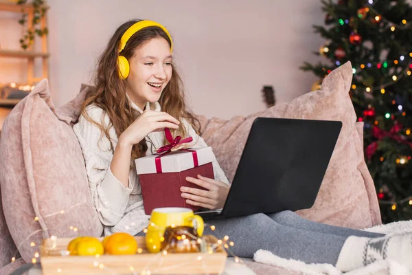 Adolescente Feliz Está Sentada Casa Sofá Abriendo Regalo Navidad Mujer —  Fotos de Stock