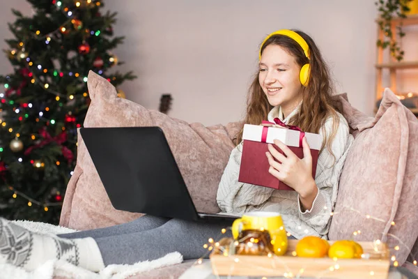 Szczęśliwa Kobieta Pokazuje Prezent Podczas Rozmowy Wideo Przez Laptopa Wigilię — Zdjęcie stockowe