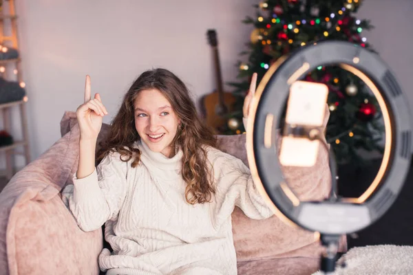 Молода Позитивна Жінка Блогер Впливає Різдвяний Будинок Дівчина Підліток Розмовляє — стокове фото