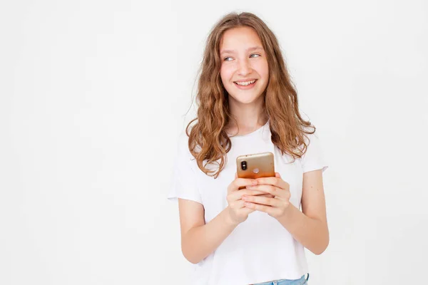 Здивована Молода Дівчина Використовує Мобільний Телефон Позитивним Виразом Посміхається Широко — стокове фото