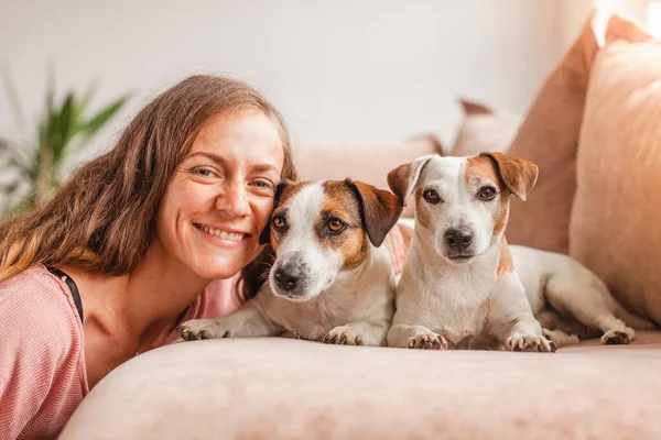 Chica Feliz Con Perro Está Descansando Casa Sofá Mujer Sonriente — Foto de Stock