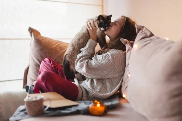 Junge Schöne Frau Küsst Katze Sitzt Hause Glückliches Mädchen Pullover — Stockfoto
