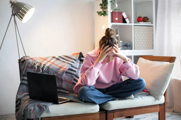 Ongelukkig Tienermeisje Tijdens Online Onderwijs Thuis Met Behulp Van Laptop — Stockfoto