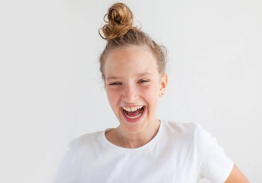 Gülümseyen genç kız portresi. Beyaz arkaplanda genç