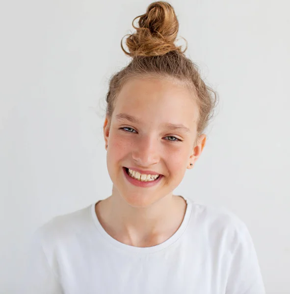 Retrato Sonriente Jovencita Adolescente Fondo Blanco —  Fotos de Stock