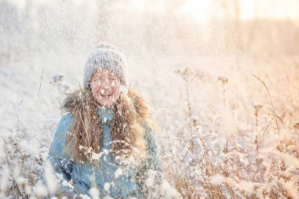 Kış Çocuğu Mutlu Kız Açık Havada — Stok fotoğraf