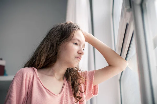 Uma Jovem Triste Olhar Pela Janela Menina Adolescente Deprimida Casa — Fotografia de Stock