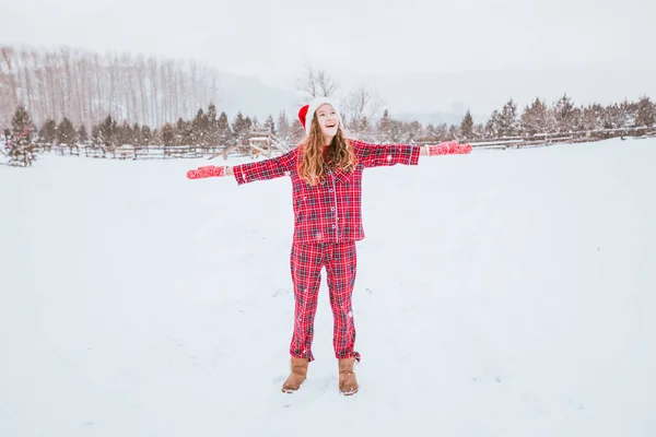 Портрет Щасливої Дівчини Картатій Червоній Піжамі Насолоджується Зимовими Моментами Відкритому — стокове фото