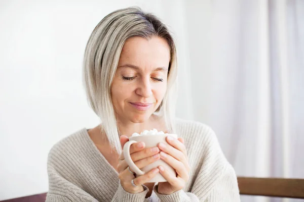 Glad Drömmande Medelålders Kvinna Sitter Soffan Vardagsrummet Med Kopp Eller — Stockfoto