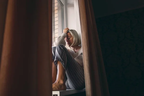 Yetişkin Üzgün Kadın Pencerenin Kenarında Oturuyor Depresyonda Olan Orta Yaşlı — Stok fotoğraf
