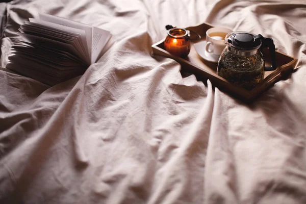 Gemütliches Zuhause Mit Einer Tasse Tee Mit Dampf Decke Und — Stockfoto