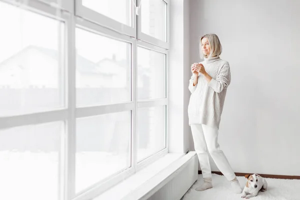 Концепція Затишку Домашнього Затишку Відпочинку Портрет Стильної Жінки Одягненої Білий — стокове фото