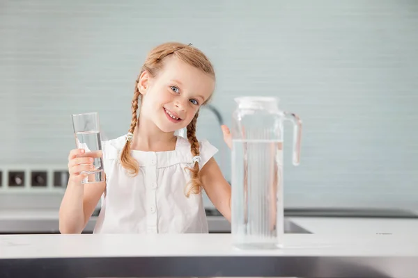 Criança Bebendo Água Vidro Menina Feliz Casa Cozinha — Fotografia de Stock
