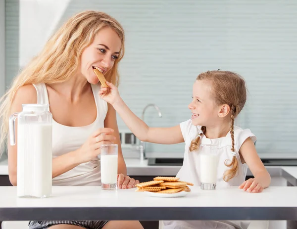 Criança Com Mãe Bebendo Leite Família Feliz Comer Casa — Fotografia de Stock
