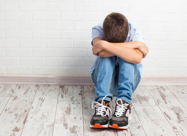悲しいティーンエイ ジャー 学校での問題 悲しみの少年 — ストック写真